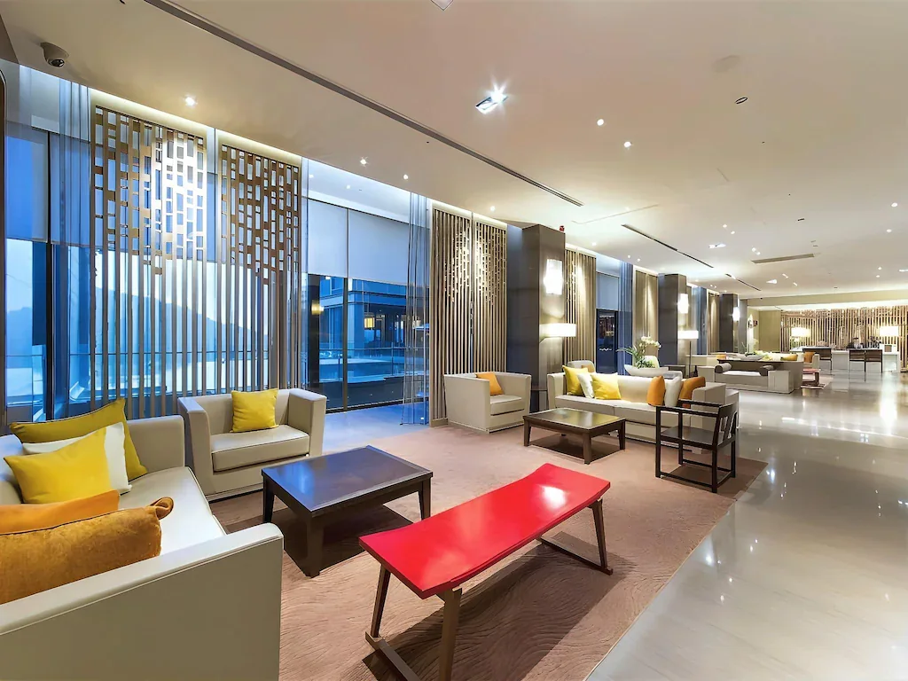 Pohovky a stolky v lobby hotelu Grand View