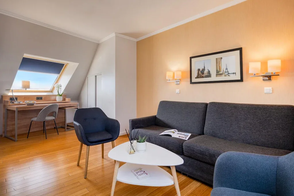 Pohovka a pracovní stůl v obývacím pokoji apartmánu 1-Bedroom Apartment v Citadines Saint-Germain-des-Prés